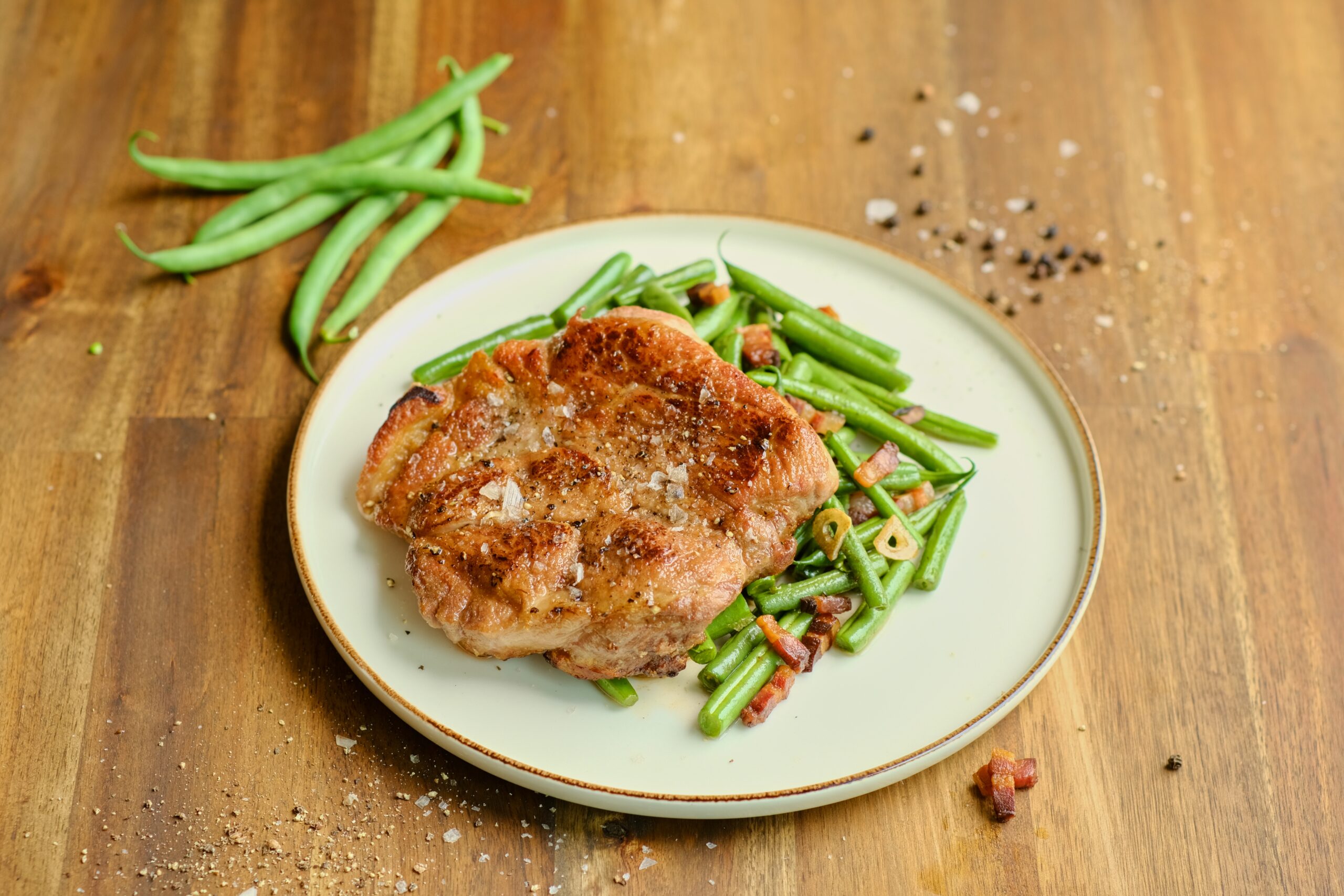 Steak z krkovičky a fazolky na slanině